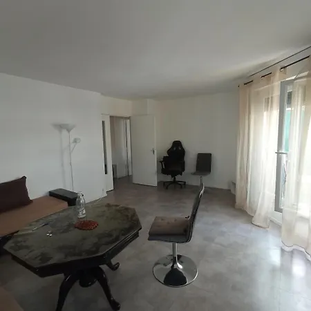 Homestay Deux Pas A La Defense *